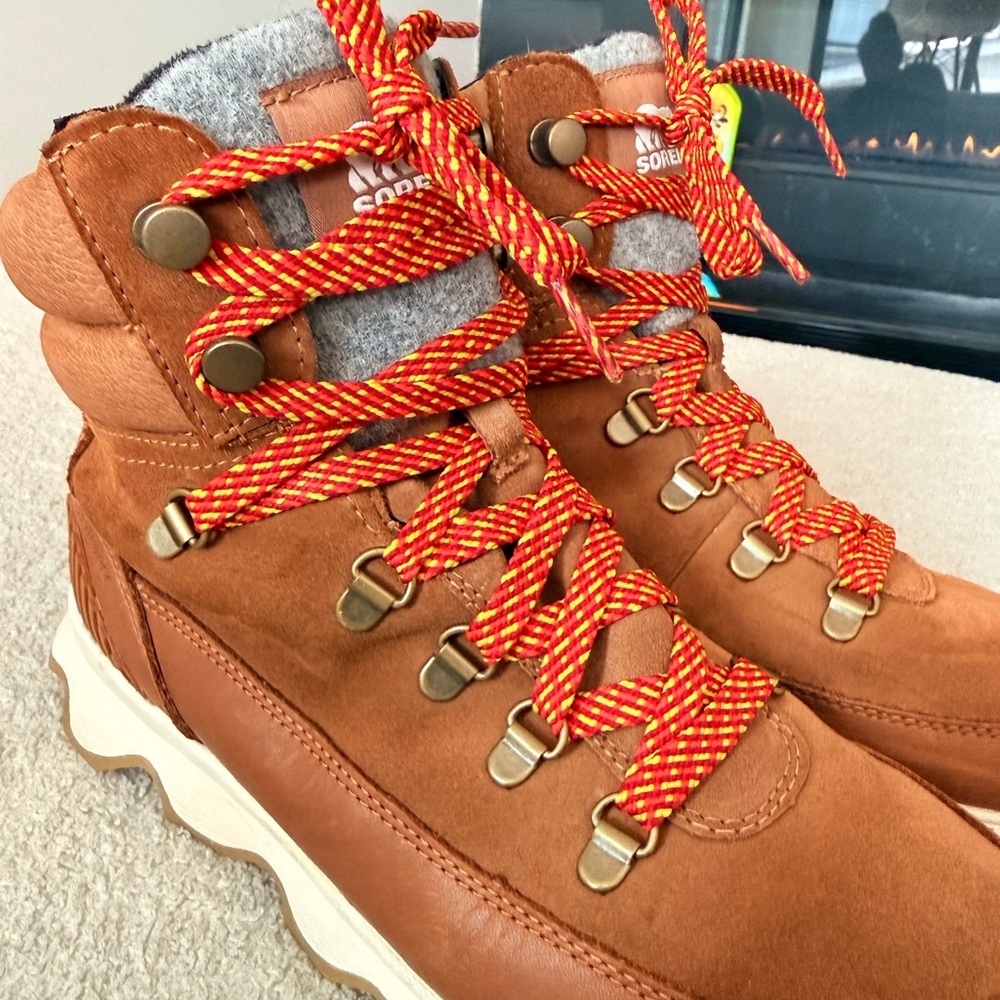 Sorel kinetic conquest Tan Boots with Red and Yellow Laces
